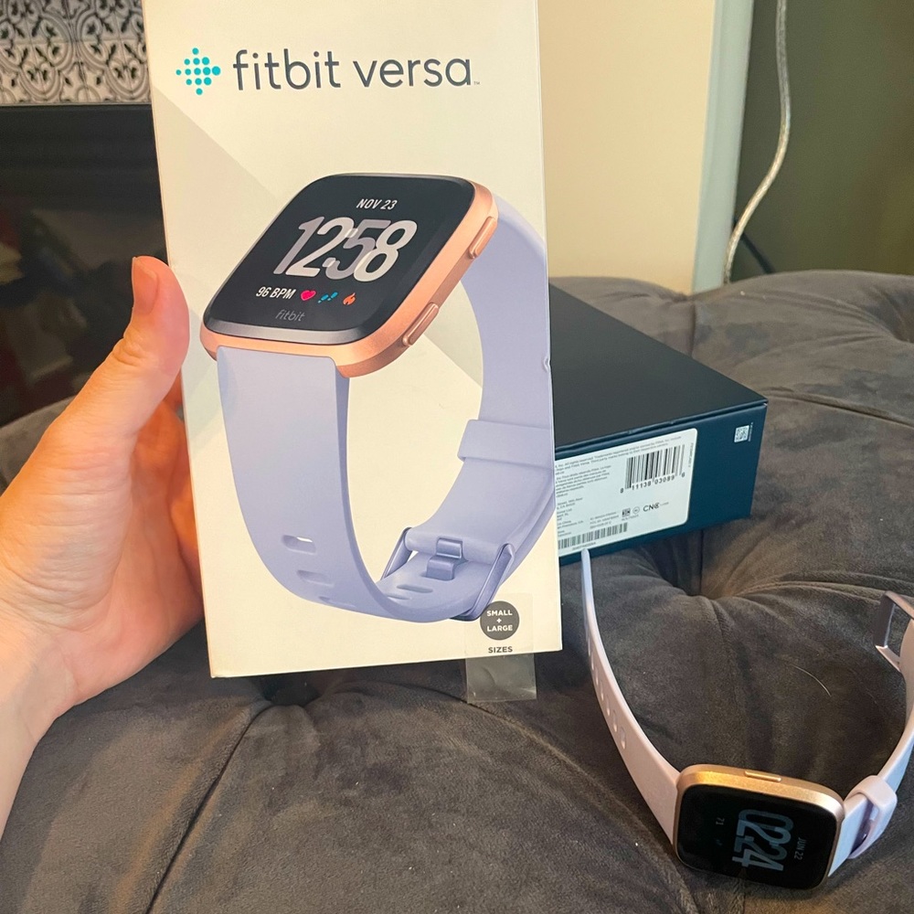 Fitbit versa Roségold and periwinkle band